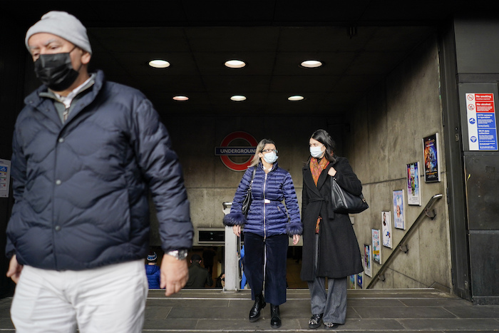 Persinas con mascarillas salen de a estación del metro en Westminster, en Londres, el 9 de diciembre del 2021.