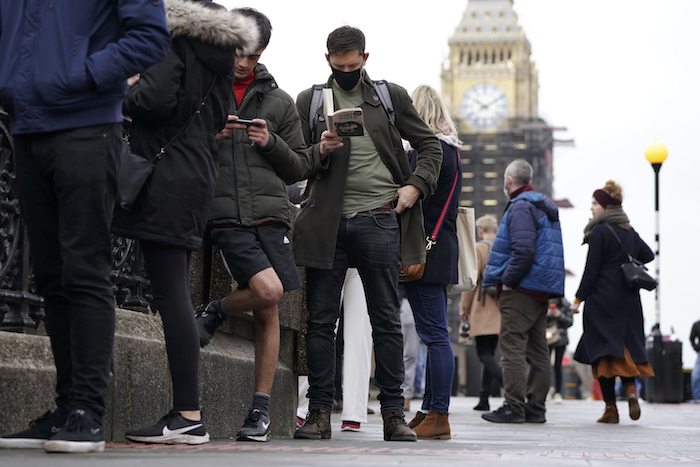 Un grupo de personas hace fila para ponerse la vacuna contra el coronavirus en Londres el 13 de diciembre del 2021.