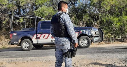 Fotografía cortesía del Diario La Región de Tula, que muestra a un policía estatal vigilando las entradas al penal de Tula, hoy en el estado de Hidalgo (México).