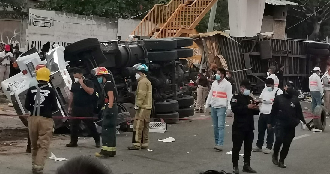 Rescatistas y autoridades trabajan en la zona del accidente de un camión donde viajaban migrantes, en el municipio Chiapa de Corzo, estado de Chiapas. (México).