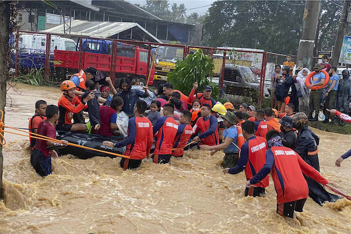 En Esta Imagen Publicada Por La Guardia Costera Filipina Rescatistas Asisten Vecinos En Una Zona Inundada Al Paso Del Tifón rai En La Ciudad De Cagayan De Oro En El Sur De Filipinas El Jueves De Diciembre De