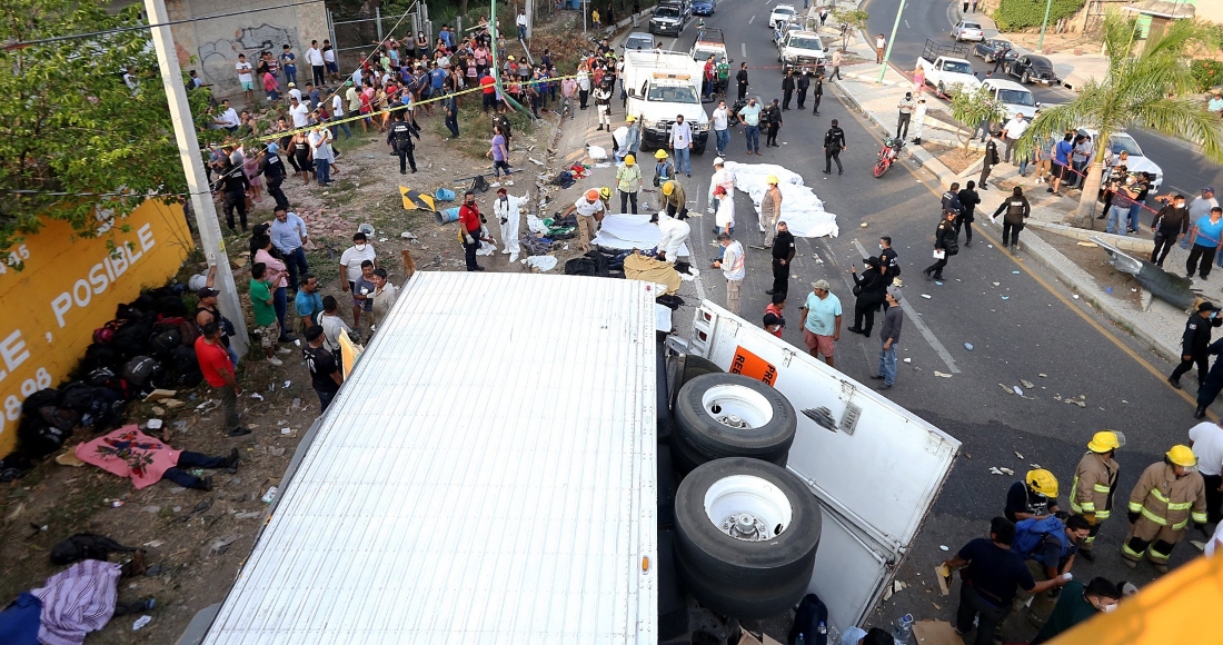 Rescatistas y autoridades trabajan, el 9 de diciembre de 2021, en la zona del accidente de un camión donde viajaban migrantes, en el municipio Chiapa de Corzo, estado de Chiapas. (México).