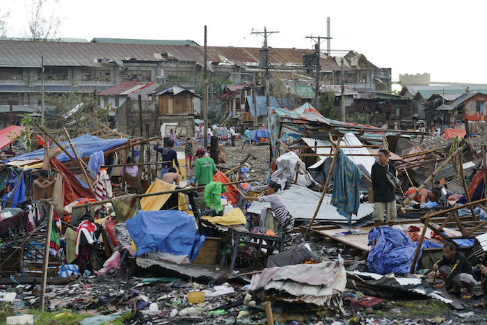 Residentes Recuperan Lo Que Queda De Sus Casas Tras El Paso Del Tifón rai En Cebu En El Centro De Filipinas El De Diciembre De