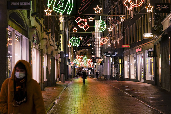 Una calle de comercios casi vacía debido a las restricciones por el coronavirus en Ámsterdam, Holanda, el lunes 29 de noviembre de 2021. 