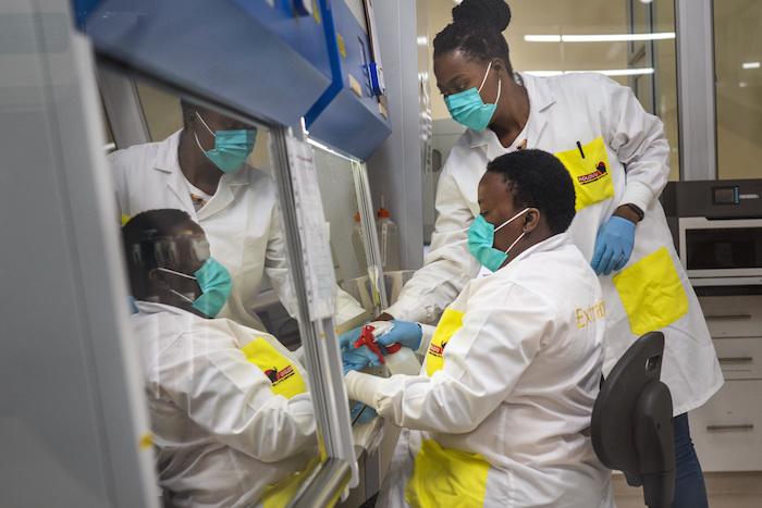 En Esta Imagen De Archivo Melva Mlambo derecha Y Puseletso Lesofi Se Preparan Para Secuenciar Muestras De La Variante Ómicron Del Coronavirus En El Centro De Investigación Ndlovu En Elandsdoorn Sudáfrica El De Diciembre De