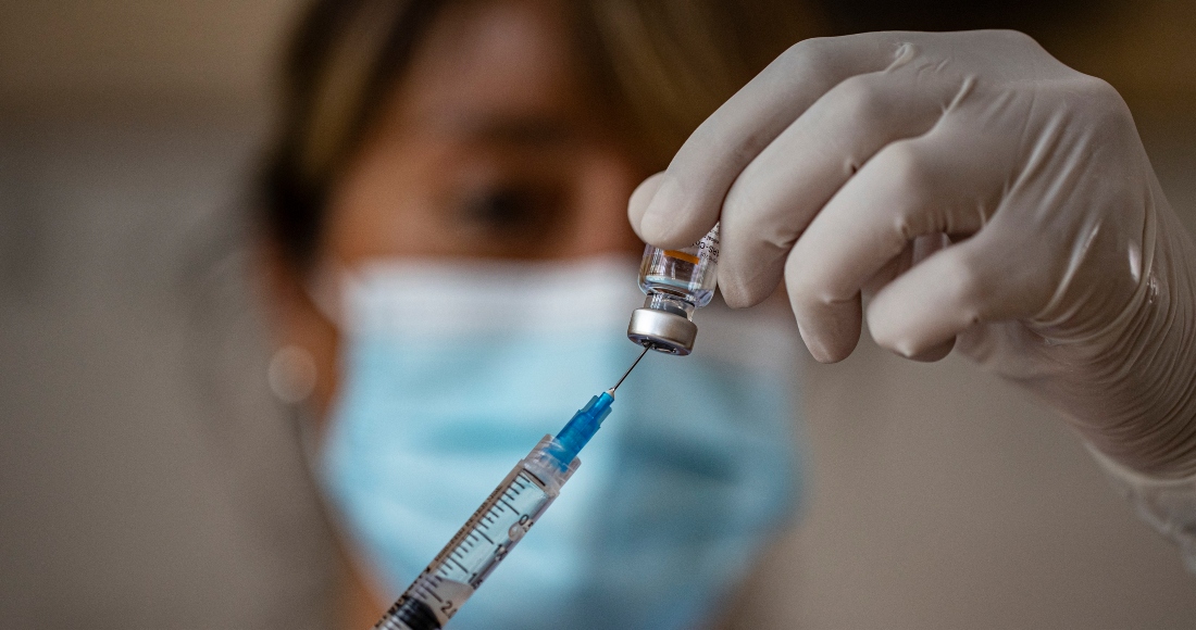 Una trabajadora de la salud prepara una dosis de la vacuna CoronaVac contra COVID-19 en la escuela pública Salvador Sanfuentes durante el inicio de la campaña nacional de vacunación para educadores, en Santiago, Chile, el 15 de febrero de 2021.