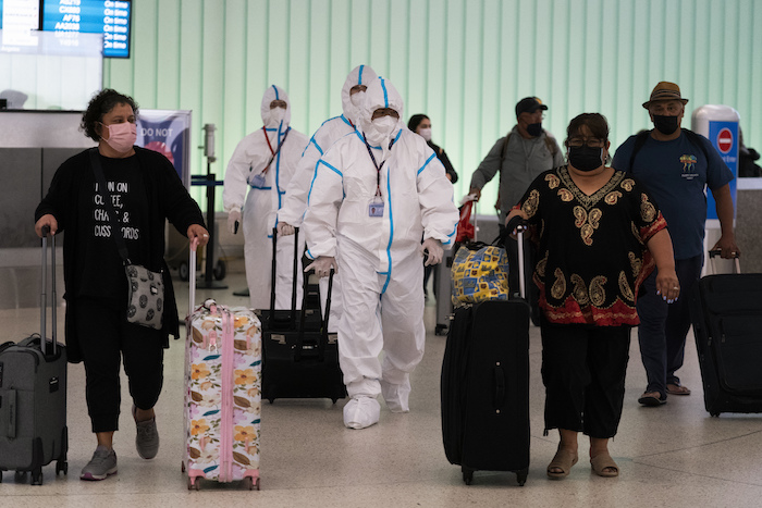 Tripulantes de un vuelo de Air China en el aeropuerto de Los Ángeles el 30 de noviembre de 2021.