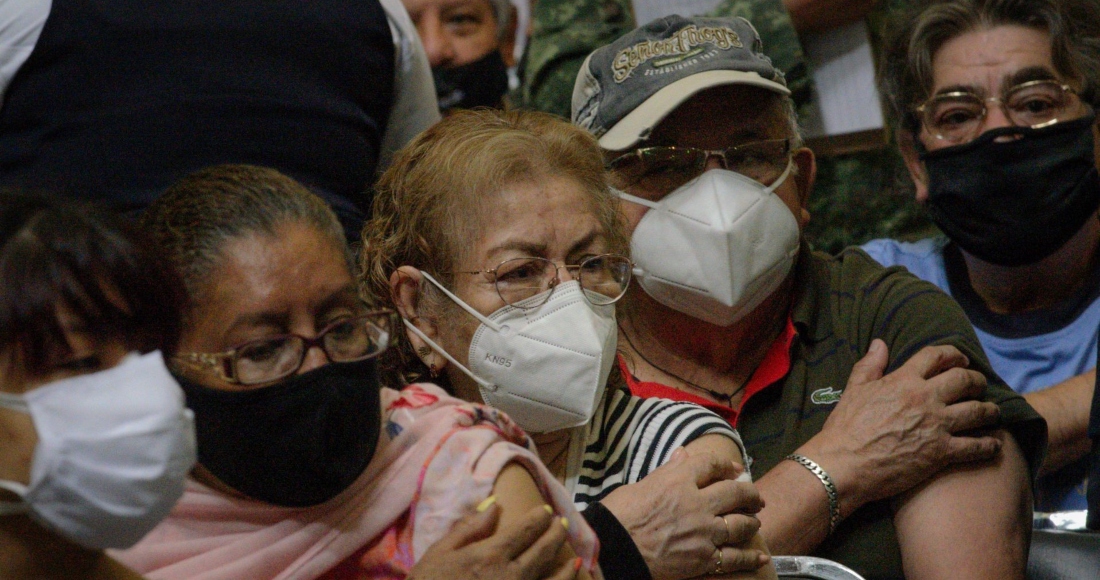 Adultos mayores de 60 años asisten a la Biblioteca Vasconcelos para ser inoculados con la segunda dosis de la vacuna AstraZeneca contra COVID-19.