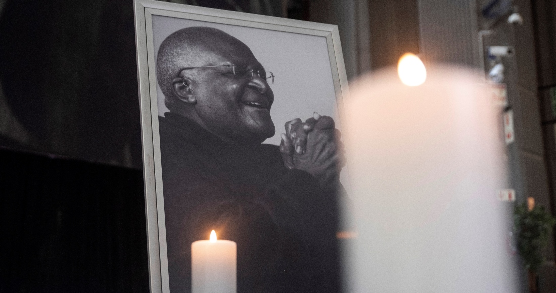 Velas encendidas han sido colocadas delante de una fotografía del difunto arzobispo emérito Desmond Tutu en el centro civil de Ciudad del Cabo, Sudáfrica, este domingo, 26 de diciembre de 2021.