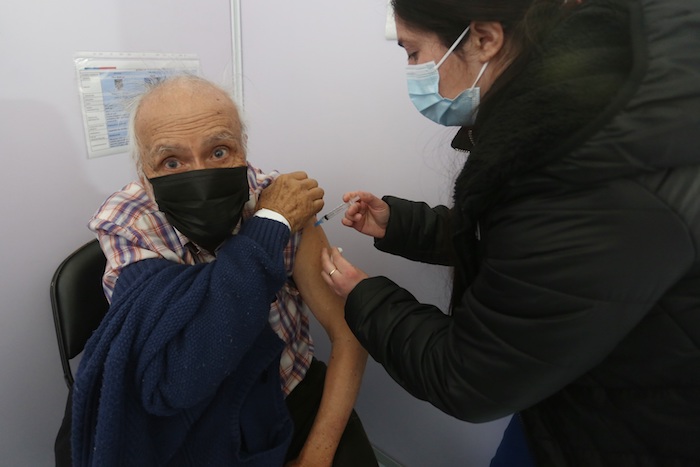 Fotografía De Archivo De Un Adulto Mayor Mientras Recibe Una Dosis De Refuerzo De Aztrazeneca En Un Centro De Vacunación Contra La Covid En Santiago chile