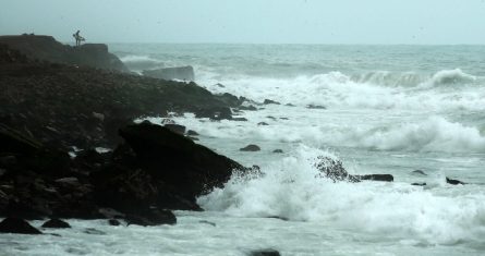 Imagen de archivo de un alto oleaje en el sector conocido como La Herradura en las playas de la Costa Verde de la ciudad de Lima (Perú).