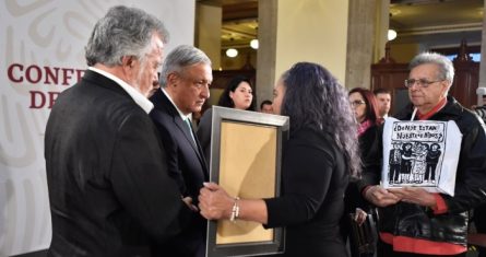 El Presidente Andrés Manuel López Obrador acompañado de Martha Alicia Camacho y Alberto Híjar Serrano, sobrevivientes de la Guerra Sucia.