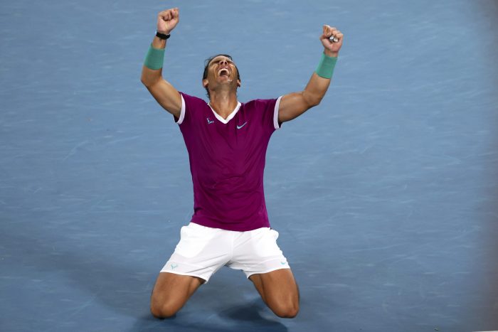 Rafael Nadal celebra tras derrotar a Daniil Medvedev en la final del Abierto de Australia, el domingo 31 de enero de 2021, en Melbourne.