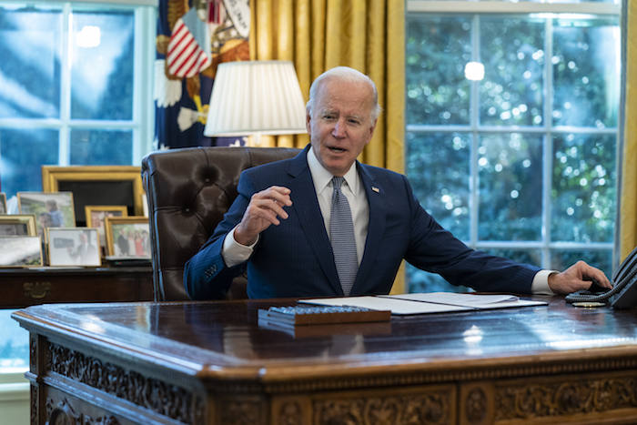 El Presidente Joe Biden habla antes de firmar una orden ejecutiva para mejorar los servicios gubernamentales, en la Oficina Oval de la Casa Blanca, el 13 de diciembre de 2021, en Washington.