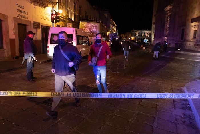 Elementos de la Policía Estatal y Guardia Nacional resguardaron la zona durante las primeras investigaciones.