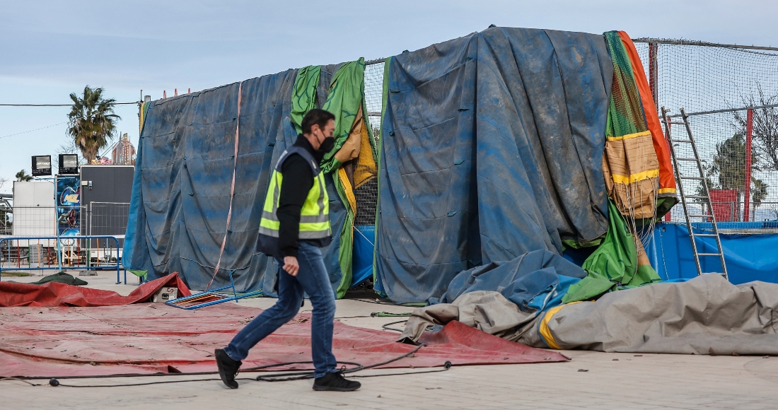 Un policía nacional en la atracción hinchable en la que ha fallecido una niña, en la feria de Mislata, a 5 de enero de 2022, en Mislata, Valencia (España).