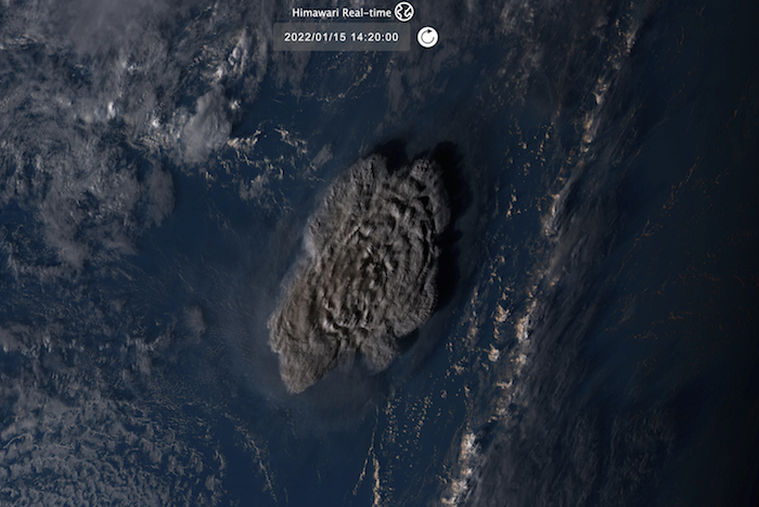 Esta imagen por satélite tomada por el Himawari-8, un satélite meteorológico japonés operado por la Agencia Meteorológica de Japón y publicada por el Instituto Nacional de Tecnología de la Información y Comunicación, muestra la erupción de un volcán submarino en la nación pacífica de Tonga, el sábado 15 de enero de 2022. 