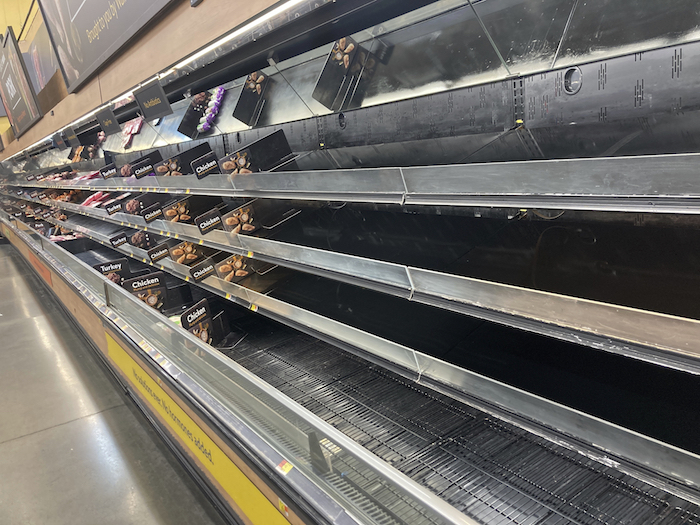 Esta fotografía muestra estantes vacíos en un Walmart de Anchorage, Alaska, el 8 de enero de 2022.