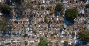 El Panteón San Nicolás Tolentino comenzó en enero de 2021 con la excavación de fosas entre tumbas habilitadas y abandonadas para enterrar cuerpos de muerte por COVID-19 en la Ciudad de México.