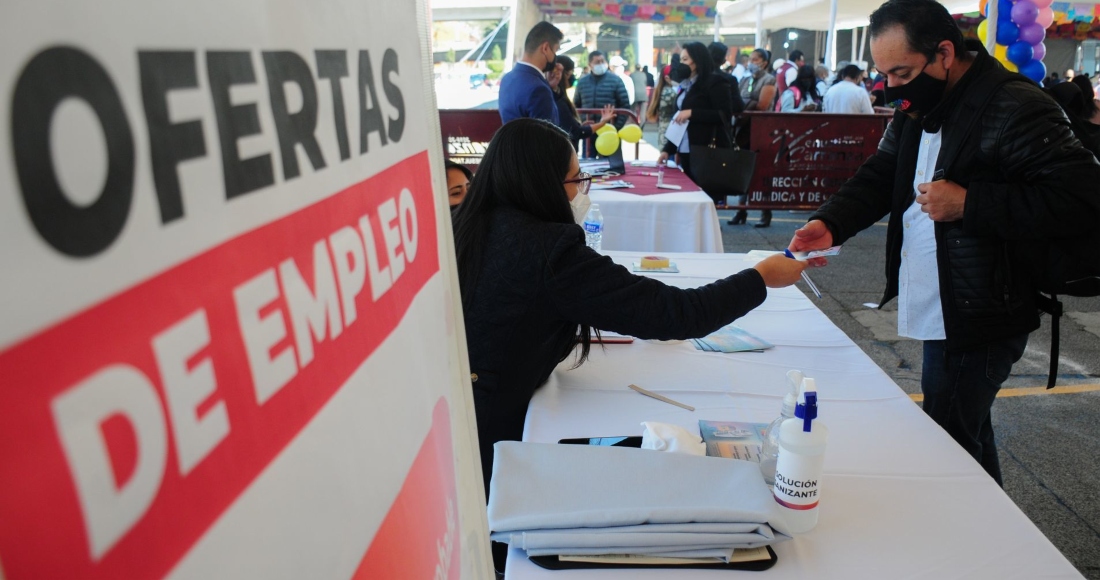 Una empresa recluta personal en la Feria de Trabajo en la Alcaldía Venustiano Carranza, ubicada en la Ciudad de México.