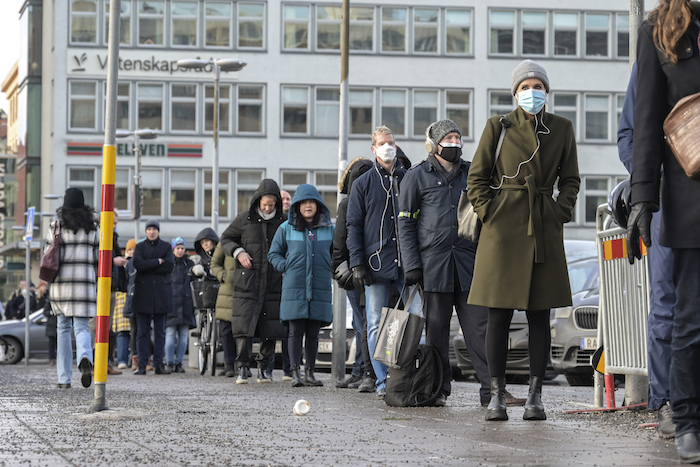 Fila de personas que se vacunarán contra la COVID-19 en la Terminal Central, de Estocolmo, Suecia, el 13 de enero de 2022.