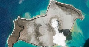 En Esta Fotografía Satelital Tomada Por Planet Labs Pbc Puede Verse Una Columna De Ceniza Y Gas Que Se Eleva De Una Isla Creada Por El Volcán Submarino Hung Tonga Hunga Ha'apai, el 7 de enero de 2022.