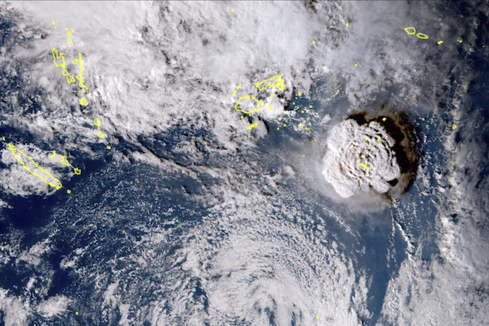 En esta imagen satelital, tomada por el satélite japonés Himawari-8 y distribuida por la agencia meteorológica del país, se muestra la erupción de un volcán submarino cerca de Tonga, en el océano Pacífico, el 15 de enero de 2022.