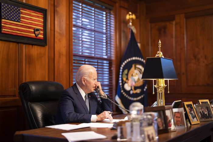 En esta imagen facilitada por la Casa Blanca, el Presidente Joe Biden conversa con el Presidente ruso Vladimir Putin desde su residencia privada en Wilmington, Delaware, el jueves 30 de diciembre de 2021. 