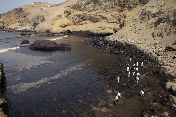 Continúan las labores de limpieza del derrame de petróleo vertido el sábado al océano Pacífico desde la refinería peruana de La Pampilla, por el tsunami procedente de la erupción volcánica de Tonga, hoy al norte de Lima (Perú).