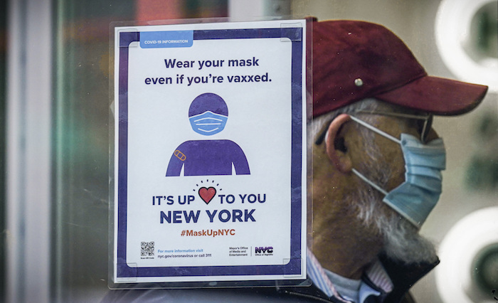 Un letrero recuerda a los clientes que se requieren mascarillas para entrar a la tienda en Nueva York, el 13 de diciembre de 2021.