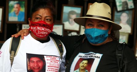 Una madre de un joven desaparecido en Veracruz posa para una foto a lado de una buscadora de Sonora.