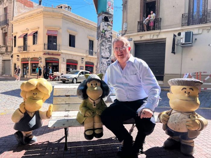 Marcelo Ebrard, Secretario de Relaciones Exteriores, se tomó una fotografía con las estatuas de los personajes de la popular historieta "Mafalda" en el barrio de San Telmo, en Argentina.