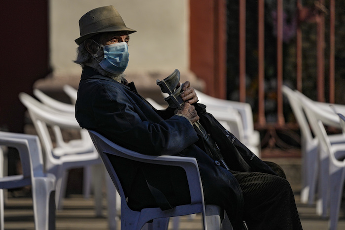 Luis Urrutia, un médico jubilado de 84 años, espera su cuarta dosis de la vacuna contra la COVID-19 al comienzo de una campaña de vacunación de refuerzo en Santiago, Chile, el lunes 10 de enero de 2022.