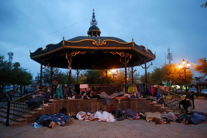 Migrantes duermen debajo de un kiosco en un parque en Reynosa, México, el 27 de marzo de 2021.