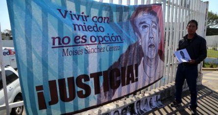 A 2 años de la desaparición y posterior asesinato del periodista Moisés Sánchez Cerezo en Medellín de Bravo, su hijo Jorge Sánchez denunció ante medios de comunicación afuera de instalaciones de la Procuraduría General de la República que a pesar del tiempo que ha pasado no hay suficientes resultados y la investigación se ha manejado bajo inconsistencias y anomalías que mantienen libre al responsable.