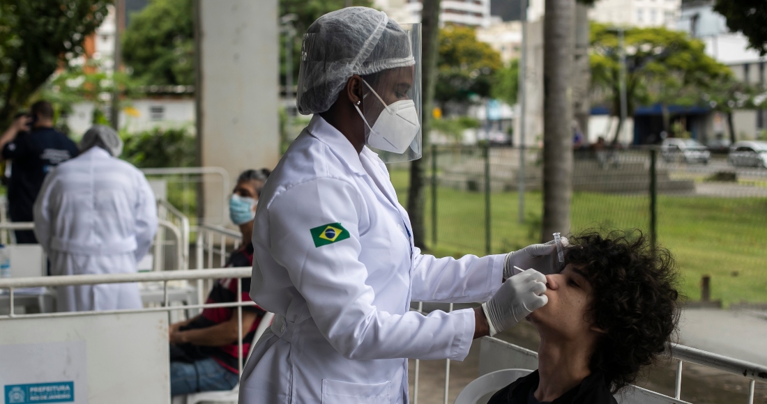 Una trabajadora sanitaria toma una muestra nasal para una prueba diagnóstica de COVID-19, el viernes 7 de enero de 2022, en un centro de pruebas instalado en una escuela de Río de Janeiro, Brasil.