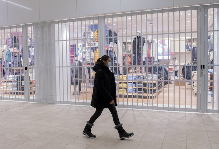 Una Mujer Camina Frente a Una Tienda Cerrada En Un Centro Comercial El Domingo De Enero De En Montreal