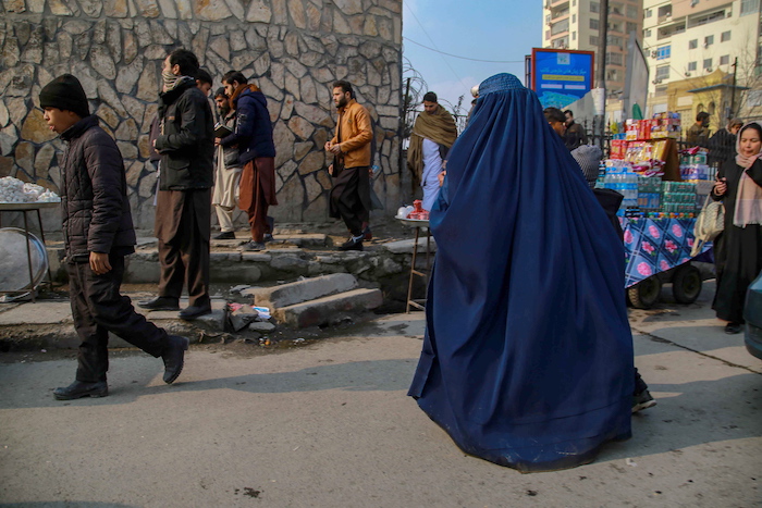 Imagen de archivo de una mujer cubierta con un burka en una calle de Kabul.