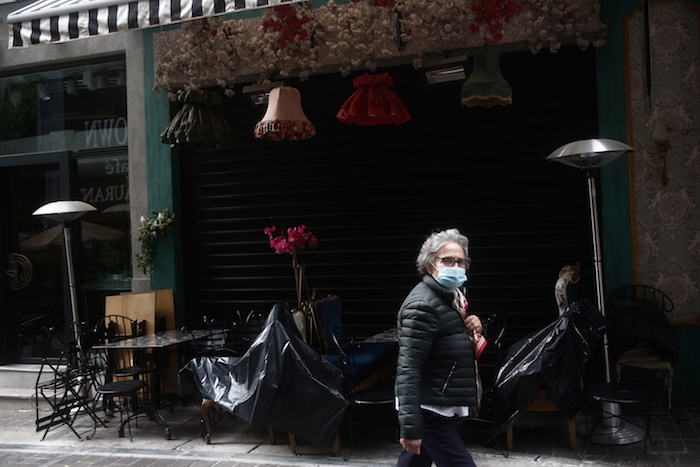 Imagen de archivo de una mujer en una calle de Grecia.