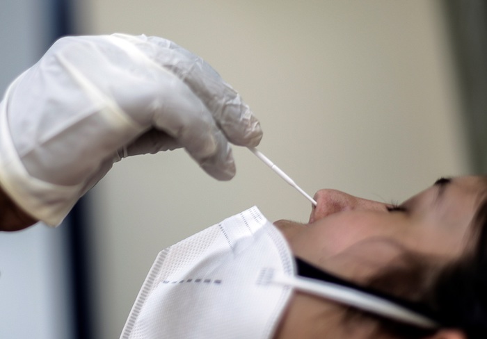 Una mujer realiza el examen PCR de la covid19, en un centro de salud de Río de Janeiro, este 10 de enero de 2021.