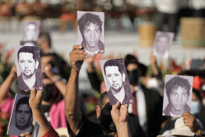 Partidarios de la Presidenta Xiomara Castro sostienen fotos de personas que han muerto desde el golpe militar que derrocó a su esposo, el expresidente Manuel Zelaya, mientras esperan la asunción de Castro como la primera mujer Presidenta en Tegucigalpa, Honduras, el jueves 27 de enero de 2022.