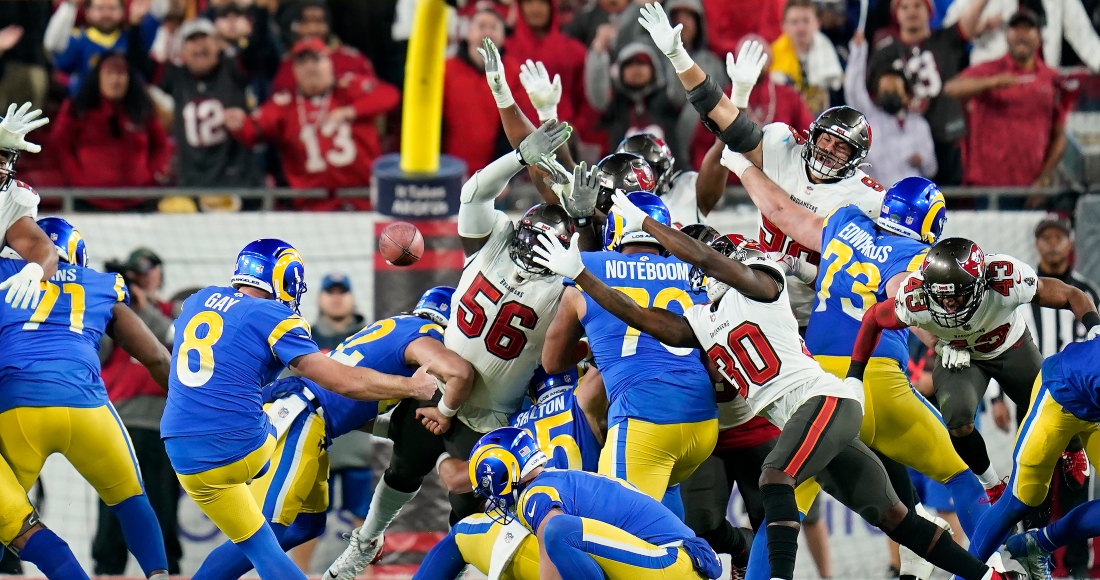 Matt Gay (8), de los Rams de Los Ángeles, patea el gol de campo de la victoria en contra de los Buccaneers de Tampa Bay, durante la segunda mitad del partido de la NFL en la ronda divisional de los playoffs, el domingo 23 de enero de 2022, en Tampa, Fla.