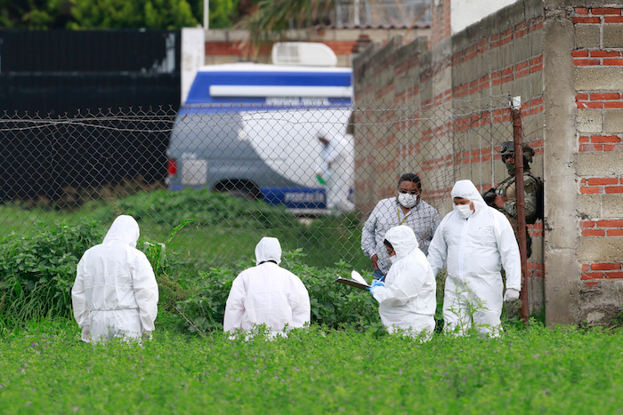 Fotografía de archivo de peritos forenses que recogen información en el estado de Veracruz, México.