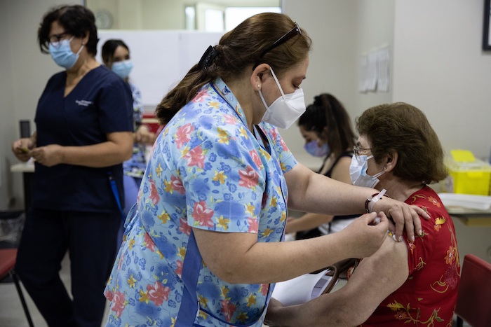 Una Persona Recibe Una Dosis De La Vacuna Contra La Covid Hoy En Un Centro De Vacunación De Santiago chile