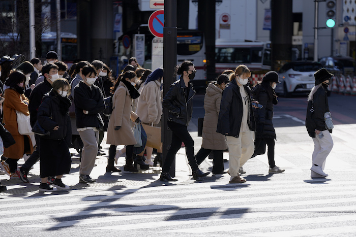 Unas personas portan mascarillas para frenar la propagación del coronavirus en un cruce peatonal el viernes 21 de enero de 2022, en Tokio.