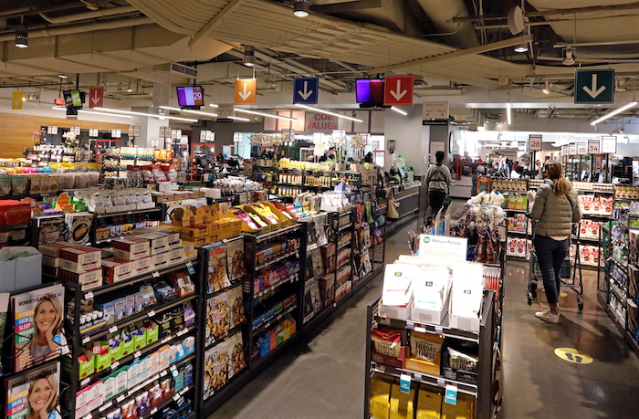 Personas realizan compras en un supermercado de Nueva York (EU), en una fotografía de archivo.