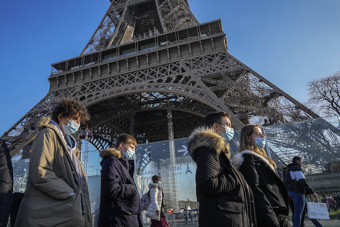 Personas Con Mascarillas Para Protegerse De La Covid Caminan Frente a La Torre Eiffel El Martes De Diciembre De En París