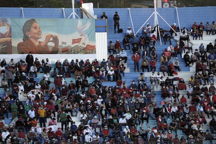 Las personas esperan en el Estadio Nacional el acto de toma de posesión de la Presidenta Xiomara Castro, la primera mujer que gobernará el país centroamericano, en Tegucigalpa, Honduras, el jueves 27 de noviembre de 2022.