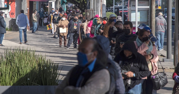 Personas hacen fila para realizarse pruebas para detectar la COVID-19, en un modulo instalado en la Ciudad de México (México). 