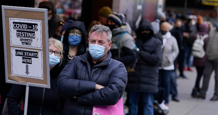 Decenas de personas hacen fila para someterse a una prueba de COVID-19 en Times Square, Nueva York, el 13 de diciembre de 2021.